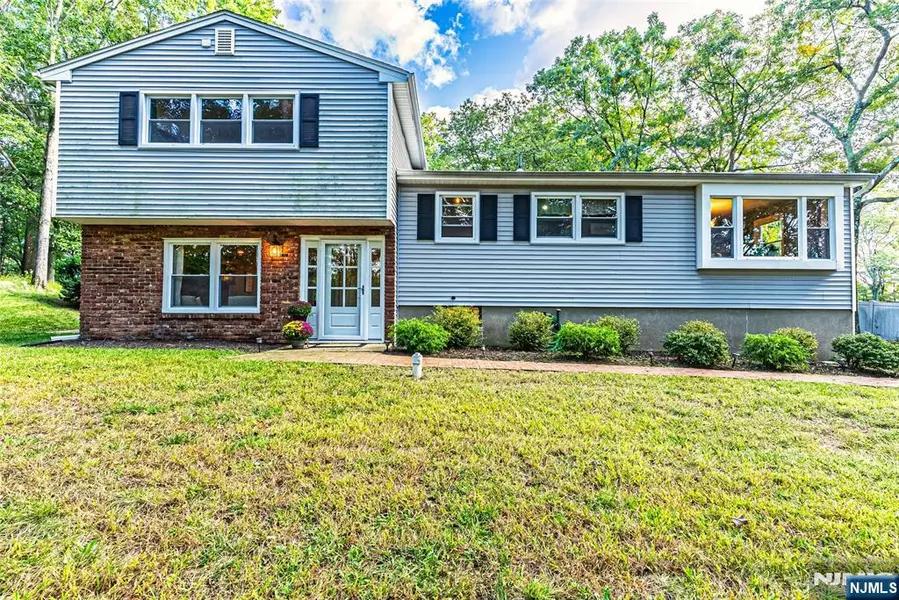9 Whitman DR, Denville Township, NJ 07834