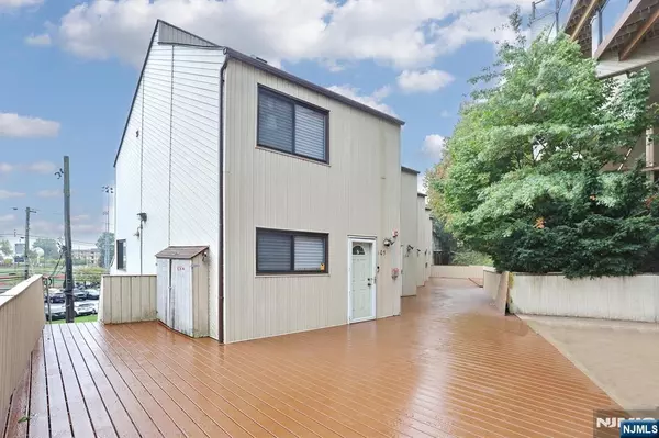 Edgewater, NJ 07020,1110 River RD #105