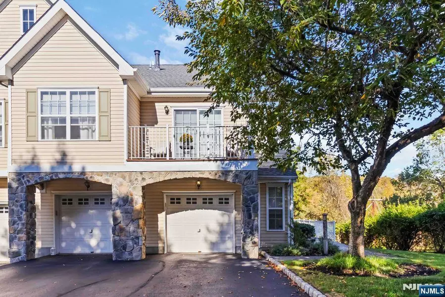 68 Mountainside DR, Pompton Lakes, NJ 07442