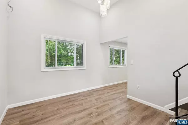 Edison, NJ 08817,5 E Waverly DR