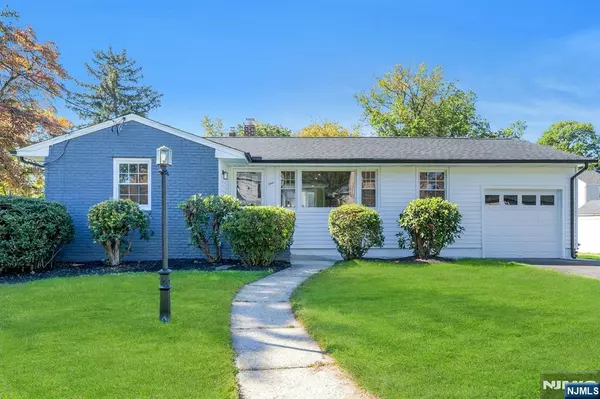 1 Crestwood LN, Clark, NJ 07066