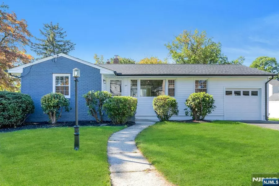 1 Crestwood LN, Clark, NJ 07066