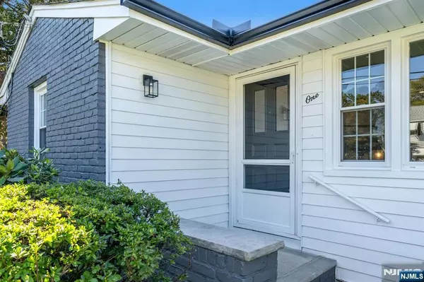 Clark, NJ 07066,1 Crestwood LN