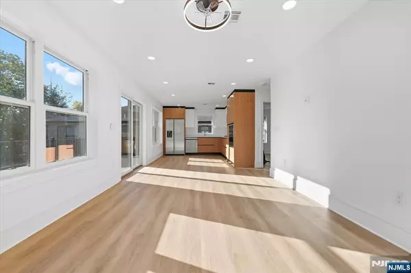 Ridgefield, NJ 07657,740 Edgewater AVE #2