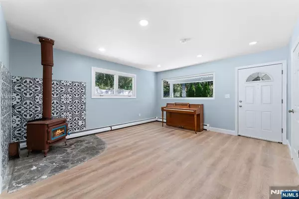 West Milford, NJ 07480,26 Rock RD