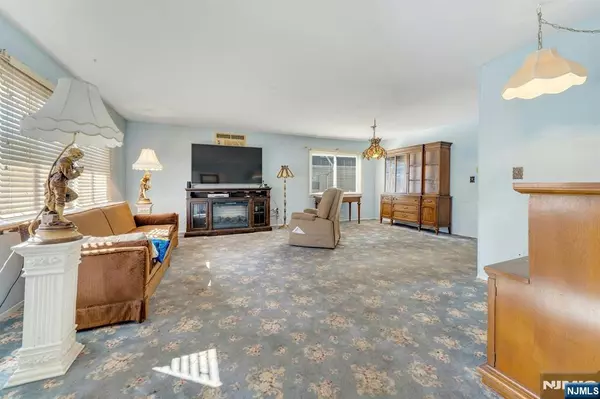 Jersey City, NJ 07305,18 Ferncliff RD