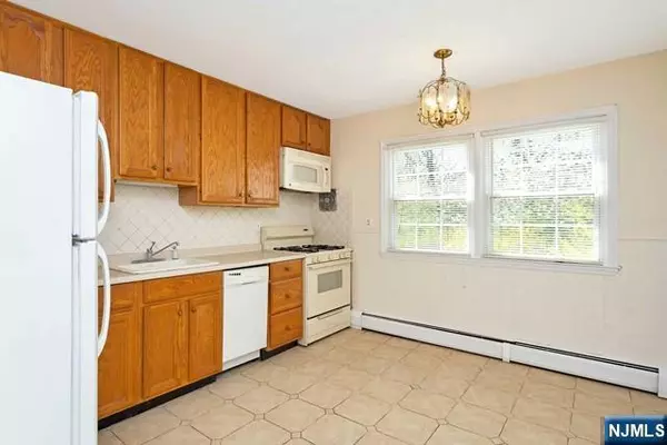 Midland Park, NJ 07432,156 Bank ST