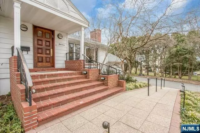 Tenafly, NJ 07670,14 Mackay DR