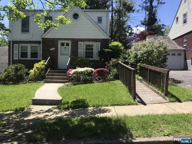 40 Dohrman AVE, Teaneck, NJ 07666