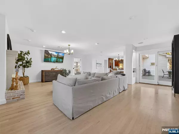 Ramsey, NJ 07446,141 W Oak ST