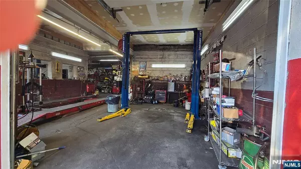 Passaic, NJ 07055,422 Monroe ST