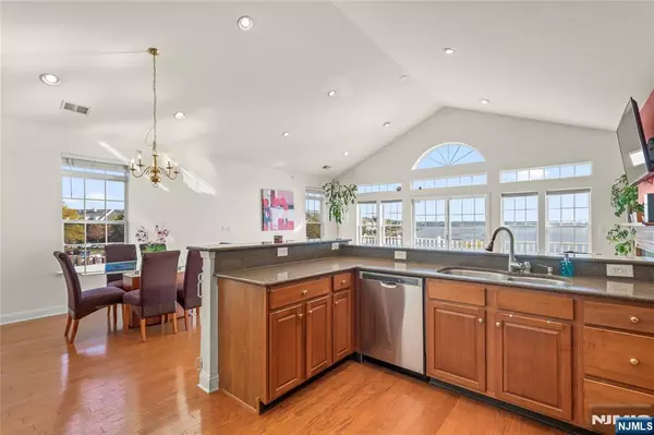 Jersey City, NJ 07305,36 Tottenham CT