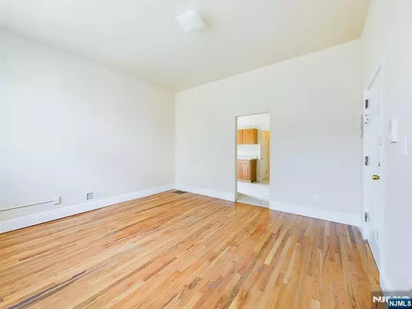 East Orange, NJ 07017,413-15 Dodd ST #7