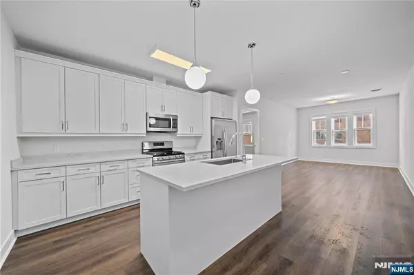 Leonia, NJ 07605,313 Woodland PL #306