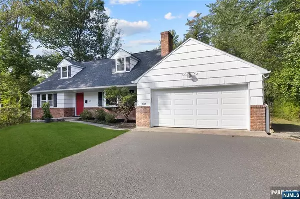 Ridgewood, NJ 07450,947 E Glen AVE