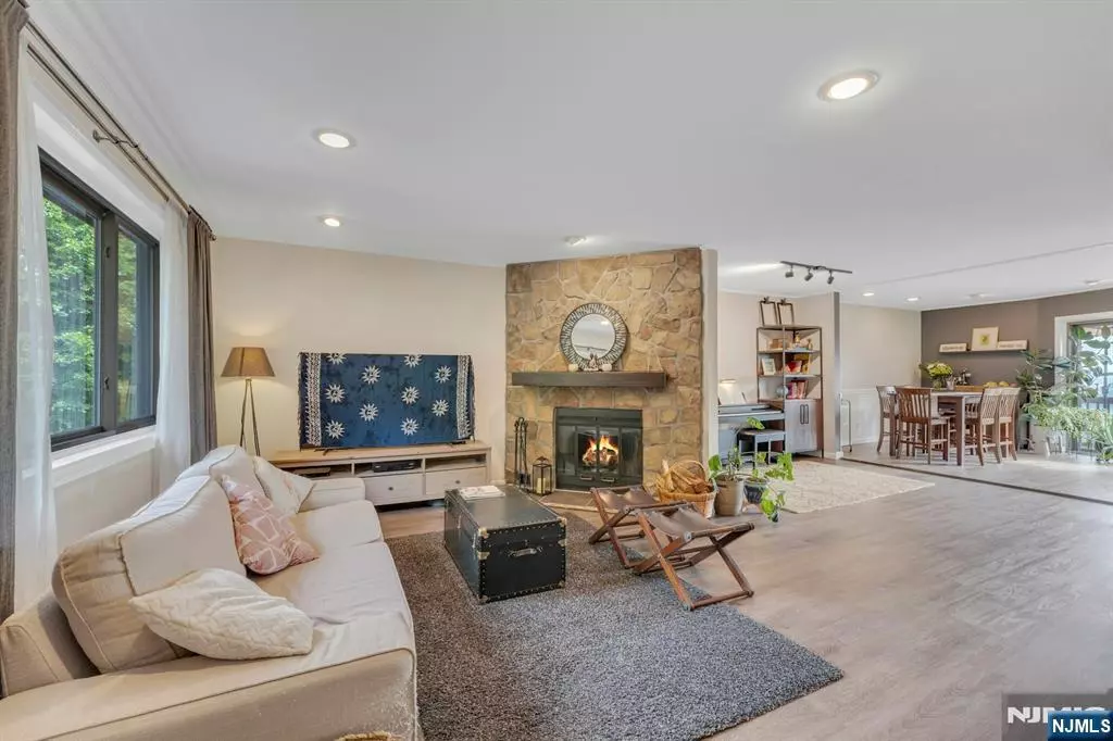 Hawthorne, NJ 07506,100 Metro Vista DR