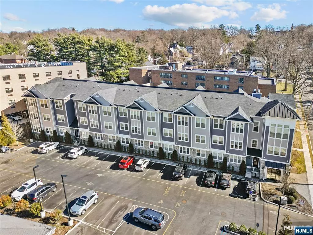 Leonia, NJ 07605,313 Woodland PL #202