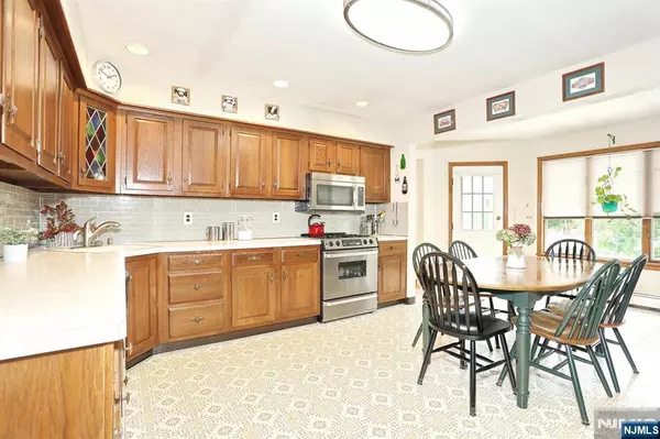 Paramus, NJ 07652,517 Marion LN