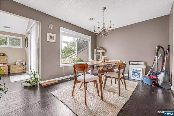 West Orange, NJ 07052,8 Larkin CIR