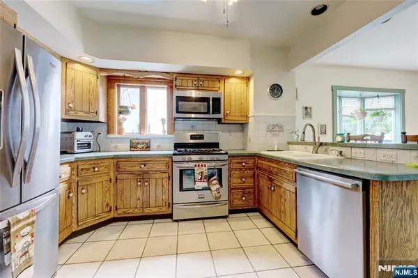 Ramsey, NJ 07446,46 Cherry LN