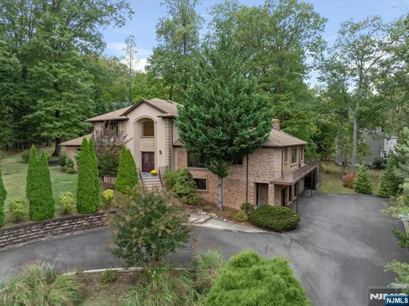 61 Overlook DR, Woodcliff Lake, NJ 07677