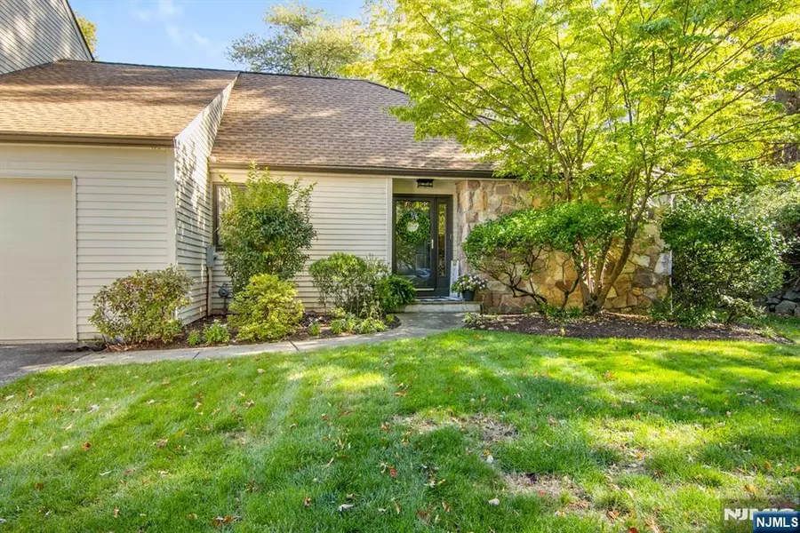 20 Lenape DR, Roseland, NJ 07068