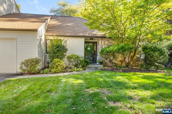 20 Lenape DR, Roseland, NJ 07068