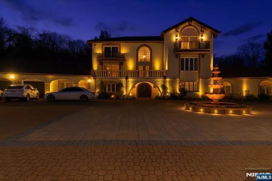 912 Cherokee LN, Franklin Lakes, NJ 07417