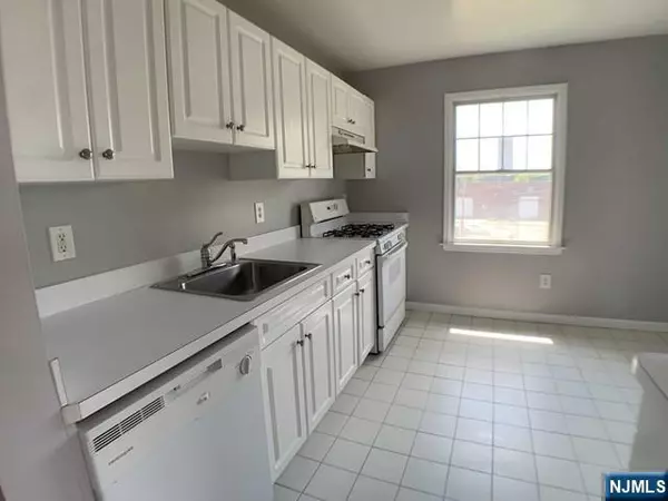 Palisades Park, NJ 07650,18 Prospect ST #4