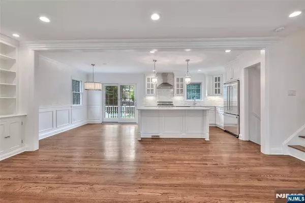Roseland, NJ 07068,48 Oak DR