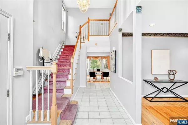 Emerson, NJ 07630,12 Robyn CT