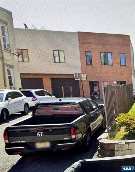32 Grant ST, Fairview, NJ 07022