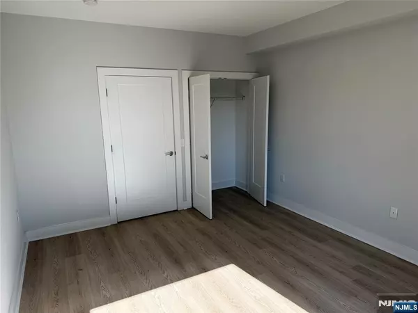 Fort Lee, NJ 07024,2150 N Central RD #410