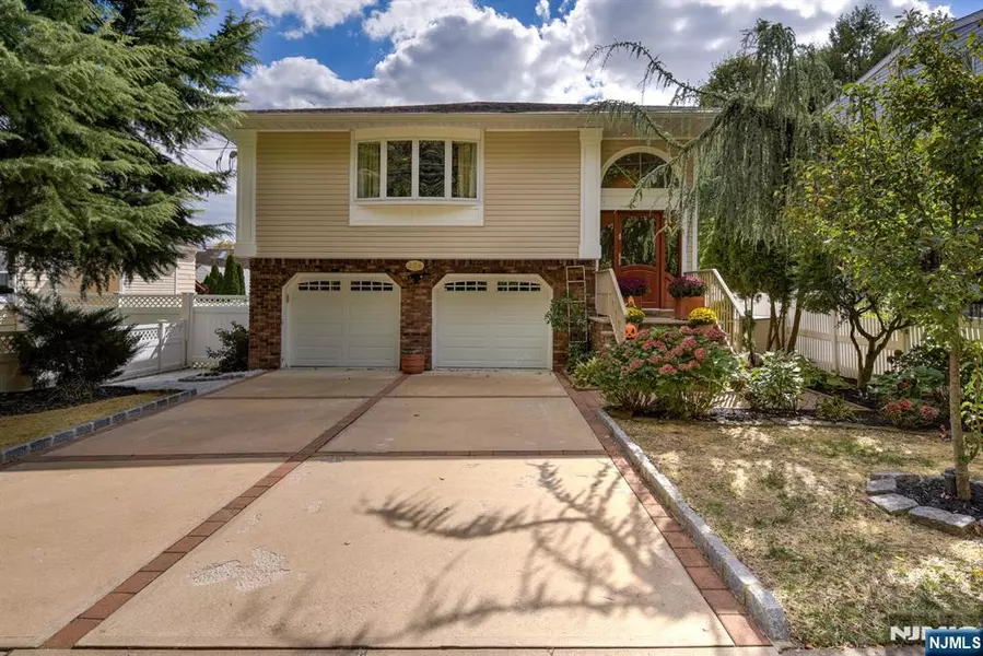 204 Gilbert AVE, Elmwood Park, NJ 07407