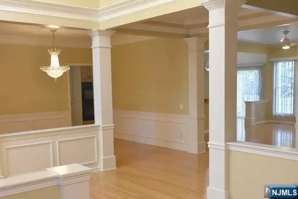 Paramus, NJ 07652,124 White Pine CT