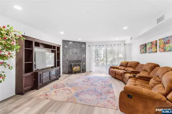 Teaneck, NJ 07666,7 Eliot CT