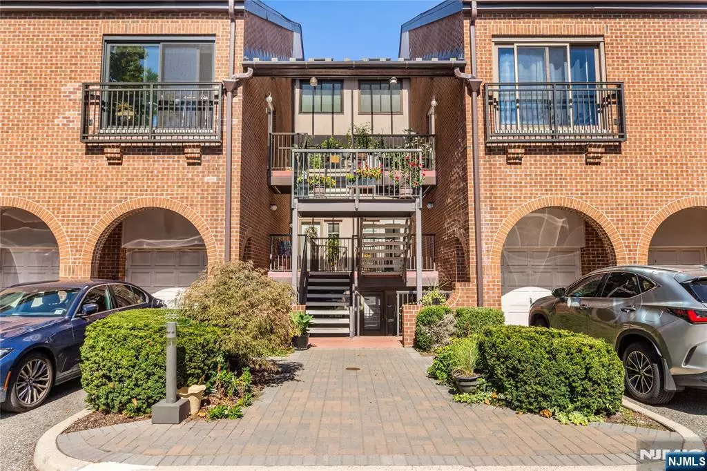 Teaneck, NJ 07666,7 Eliot CT
