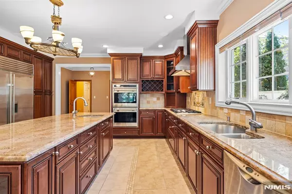 Paramus, NJ 07652,327 E Midland AVE