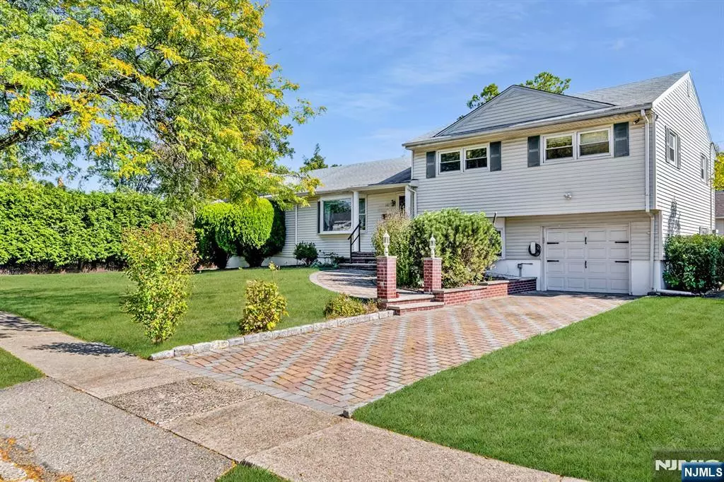 Clifton, NJ 07013,167 Rolling Hills RD