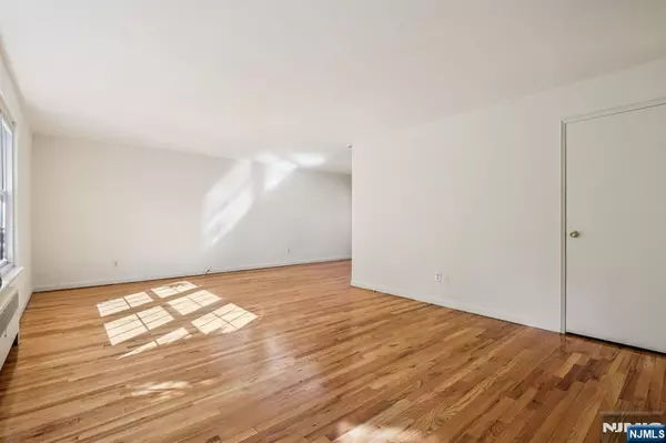 Montclair, NJ 07042,12 Mountain AVE #38