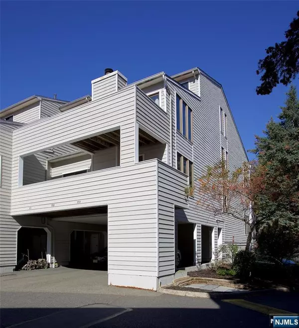 702 Mainsail LN, Secaucus, NJ 07094