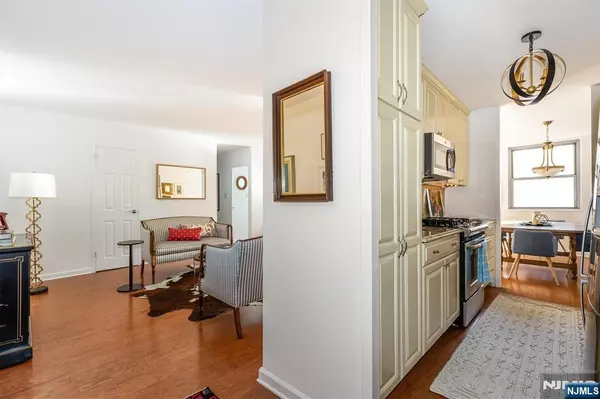 Montclair, NJ 07043,530 Valley RD #2M