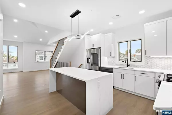 Cliffside Park, NJ 07010,476 Lincoln AVE #2