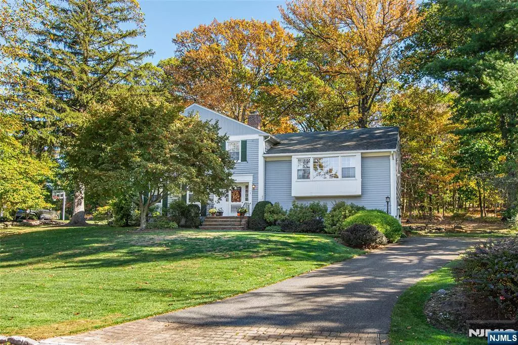 North Caldwell, NJ 07006,8 Maple DR