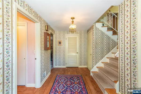 North Caldwell, NJ 07006,8 Maple DR