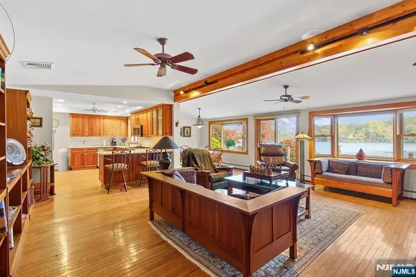 Bloomingdale, NJ 07403,3 Club House RD