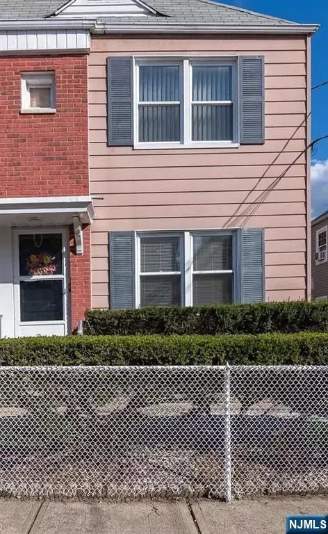 Bayonne, NJ 07002,30 Kelly Pkwy #2