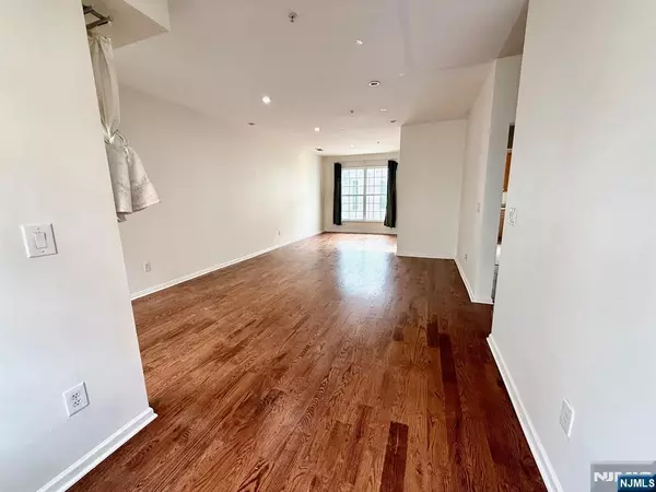 Harrison, NJ 07029,201 Dey #111