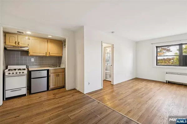 Fort Lee, NJ 07024,501 Linwood DR #2H