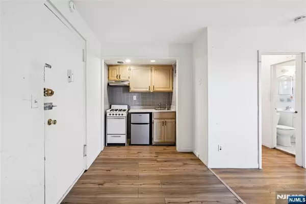 Fort Lee, NJ 07024,501 Linwood DR #2H